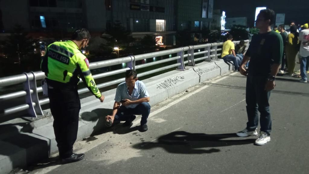Personel Polresta Pekanbaru melakukan olah tempat kejadian perkara (TKP) terkait tabrakan maut di fly over Simpang SKA. Dua remaja tewas dalam insiden Kamis (1/12/2022) malam itu.